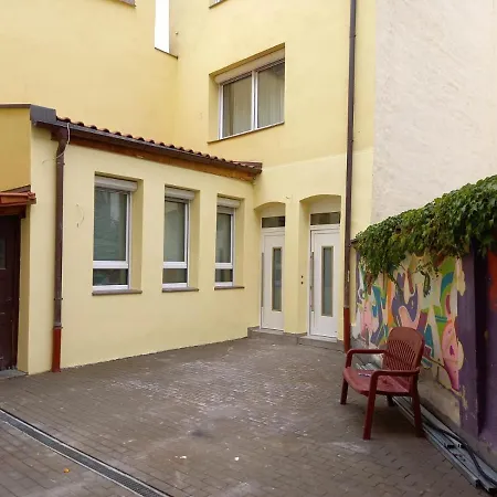 Apartman - Zentral Mit Hinterhof-flair